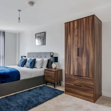 Lovely Riverside 2 Bed Leeds (West Yorkshire)