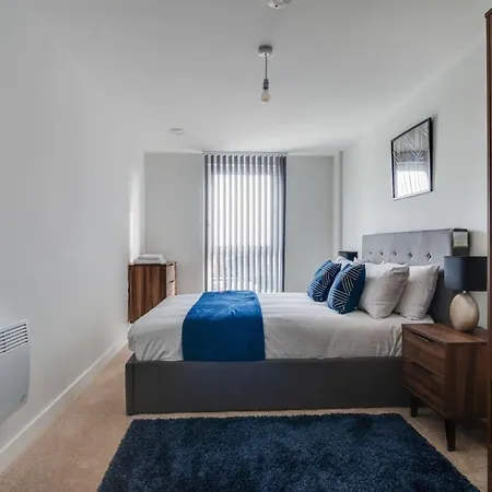 Lovely Riverside 2 Bed Lejlighed *